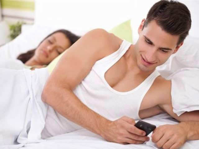 Phát hiện chồng nhắn tin cho gái – Cách xử lý khôn khéo của vợ