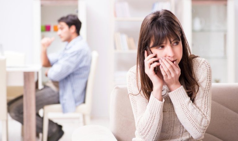 vợ thường xuyên lén lút nghe điện thoại